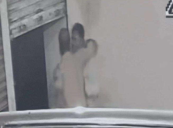 Policeman beats up hotel watchman in Satna for refusing to give ice cream.