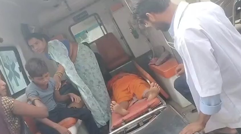 One dead after overloaded auto-rickshaw overturns in Sidhi district.