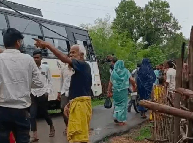Head-on collision between bus and trailer in Sidhi