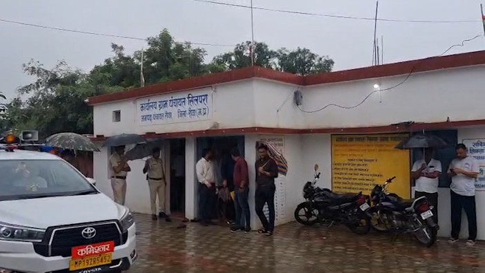 Rewa Divisional Commissioner and Collector conducted a surprise inspection of Silpara and Raura.