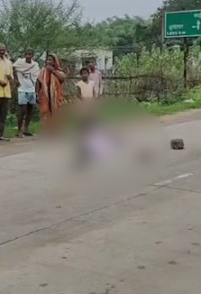 Body of a young man found by the roadside in Singrauli.
