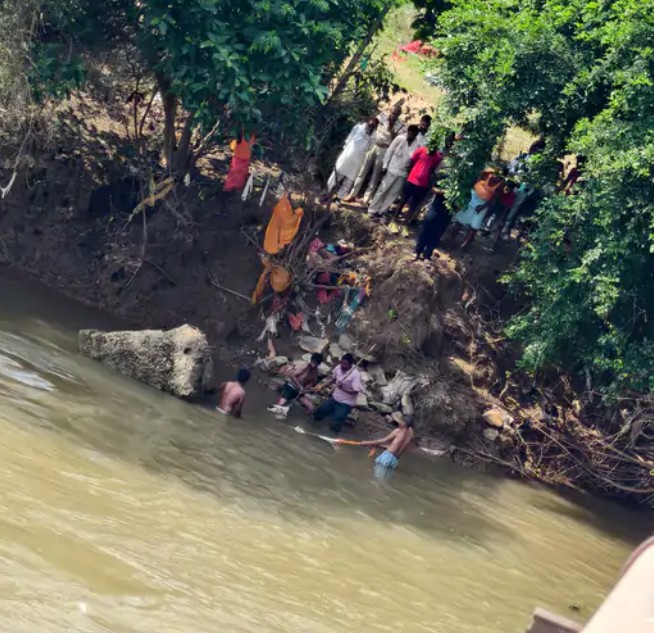 Sensation in Rewa after discovery of a human skeleton with bound hands in the Tamas River.