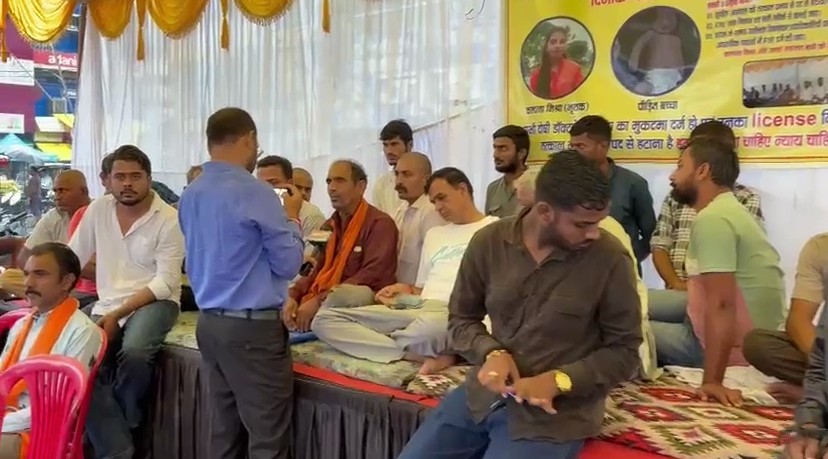 Father sits on hunger strike following death of daughter and newborn at SGMH Rewa.
