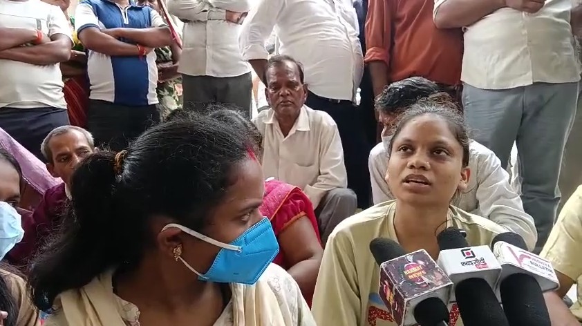 Family members stage a sit-in over the suspicious death of Archana Gupta at SGMH Rewa.