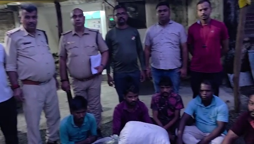 Rewa police arrested six smugglers with a large consignment of cannabis.
