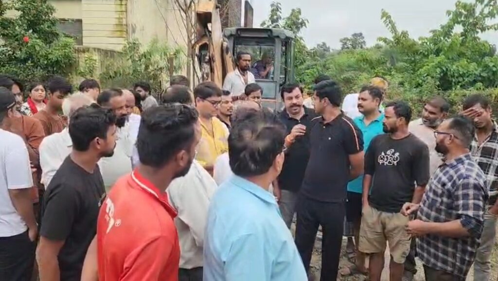 Municipal Corporation team faces strong opposition while removing encroachments in Rewa.