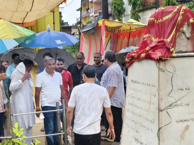 Statues of Nandi and Gandhi vandalized by unidentified miscreants in Hanumana Mauganj.
