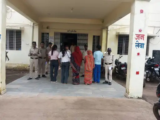 Interstate gang exposed in Mauganj for swindling genuine jewelry by passing off fake silver.