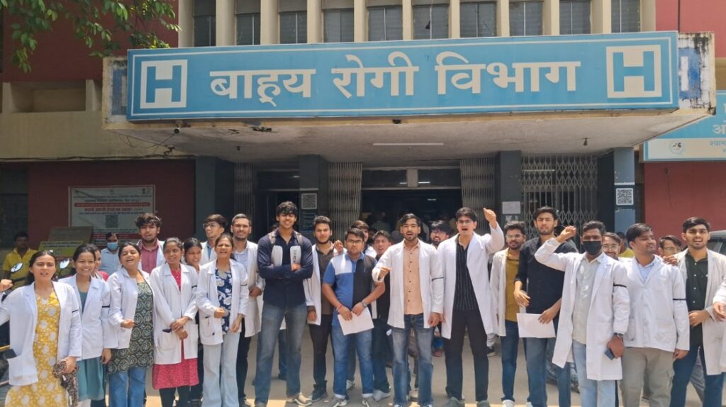 Intern doctors wore black armbands in protest against the Bhopal lathi-charge.