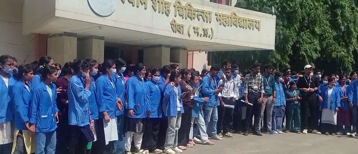 Paramedical students protest in Rewa demanding stipends and scholarships.
