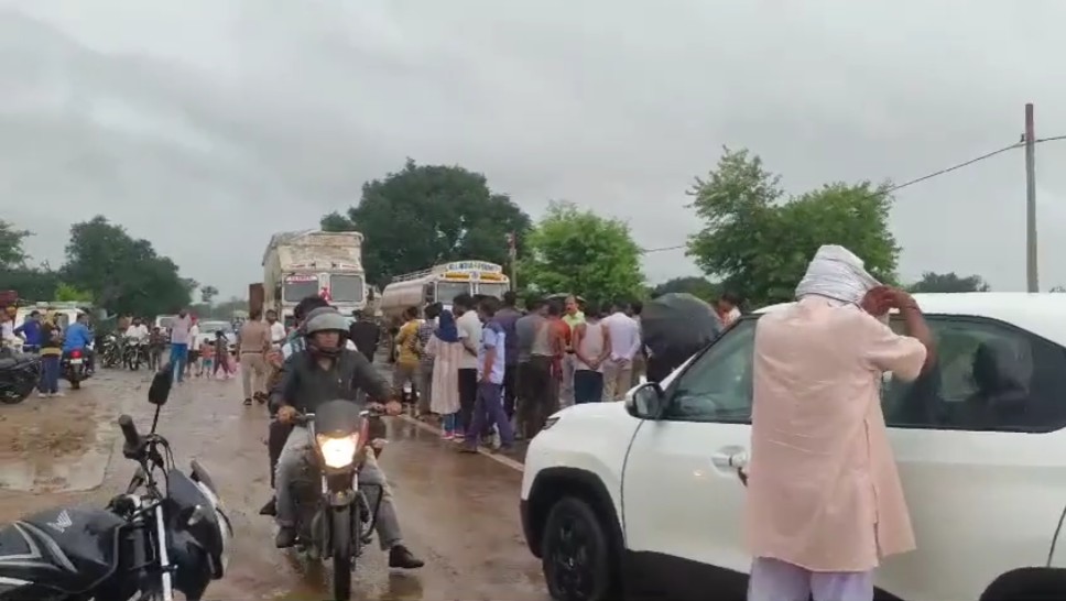 Violent protest on Rewa-Sidhi highway over cattle deaths.