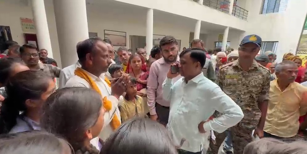 School children in Rewa reached the Collectorate to plead for a road.