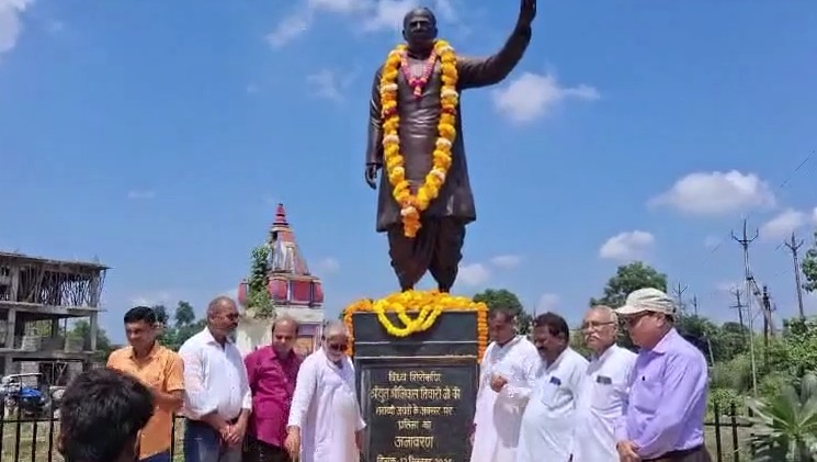 Birth anniversary of former Assembly Speaker Sriniwas Tiwari observed in Rewa.