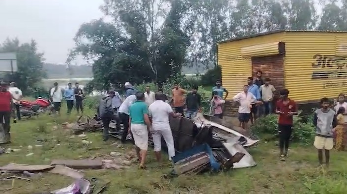 8 killed and several injured in a collision between a bus and a truck in Rewa.