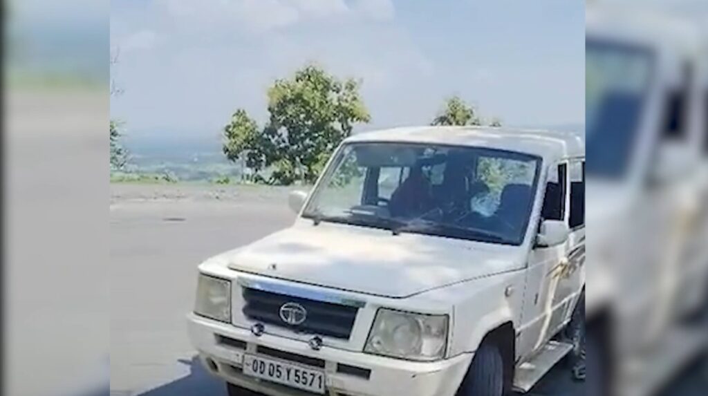 Cannabis smuggler escapes in a filmy style in Sidhi's Chhuhiya Valley.