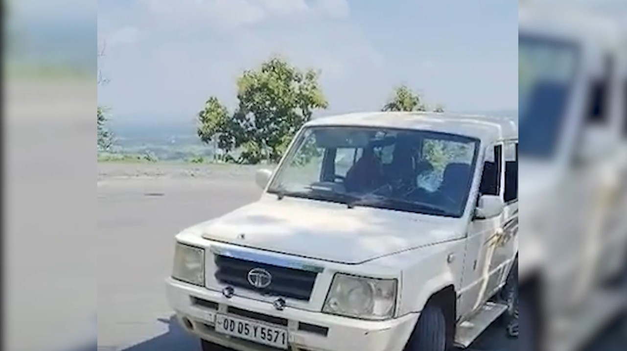Cannabis smuggler escapes in a filmy style in Sidhi's Chhuhiya Valley.