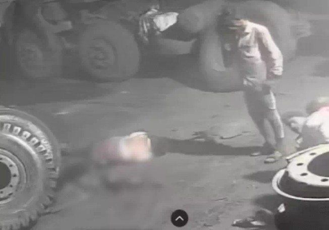 Powerful explosion occurs while removing a hot tyre in Singrauli.