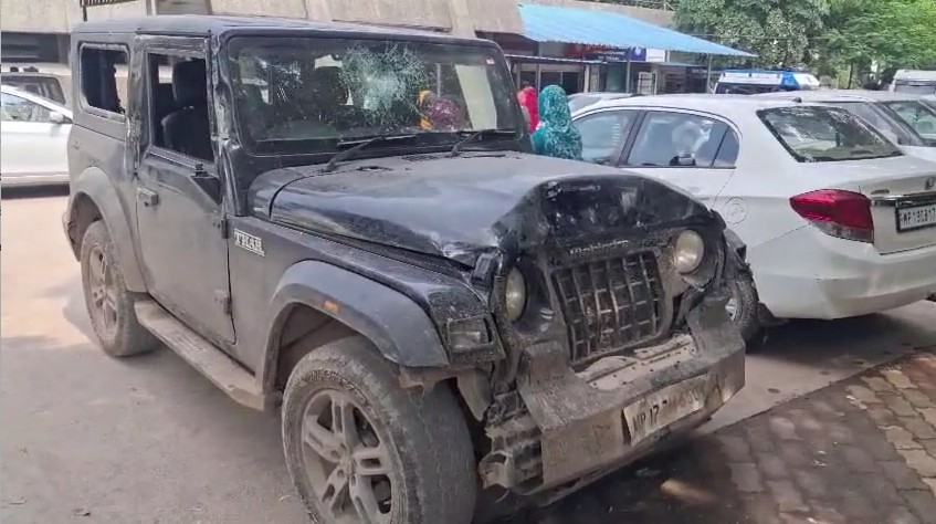 रीवा में सड़क हादसे के बाद दो गुटों में खूनी संघर्ष: थार और बोलेरो में तोड़फोड़, 5 घायल; दो की हालत गंभीर