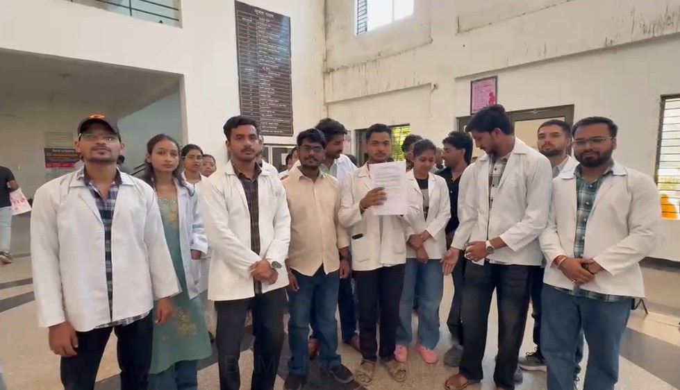 BAMS intern doctors reached the Collectorate in Rewa after burning their degrees.
