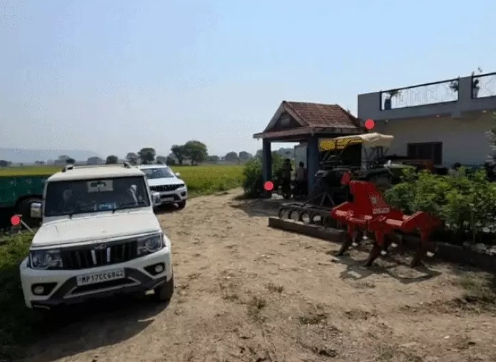 EOW raids the home of a society manager in Satna early in the morning