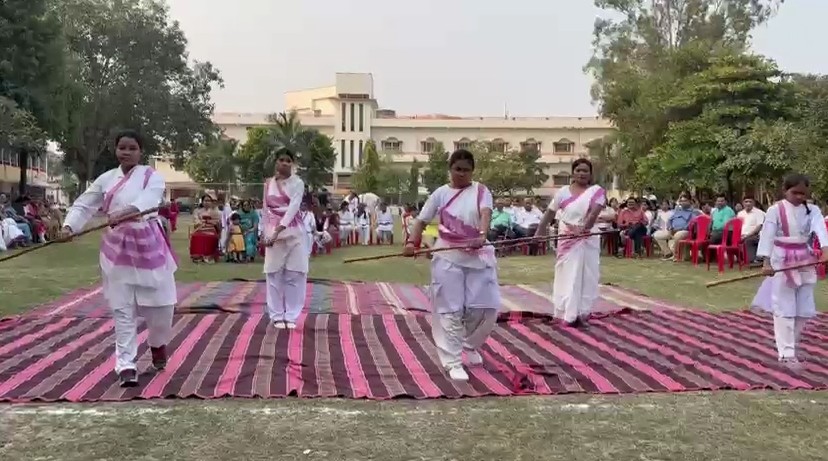 Girls from the Rashtra Sevika Samiti performed daring feats.