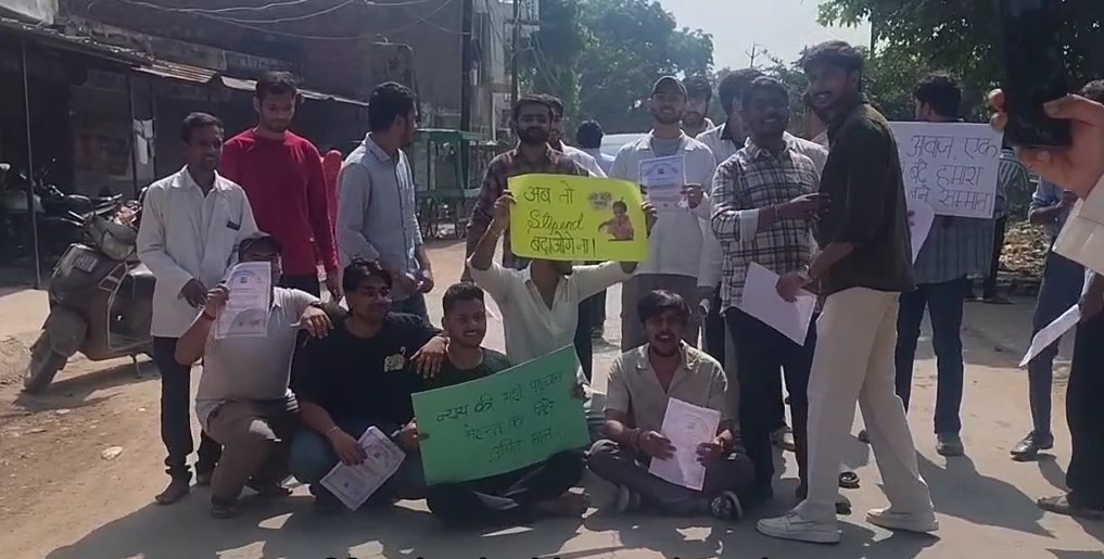 Intensified protest by intern doctors continued for the ninth day at Rewa Ayurveda College.