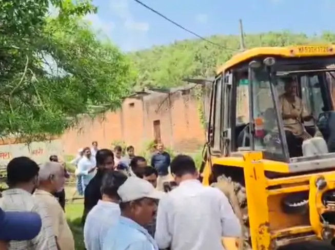 Bulldozers raze 8 houses for the Lalitpur-Singrauli rail line.