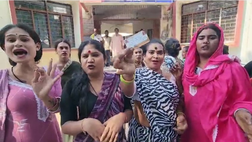 Two groups of transgender individuals clashed in Rewa.