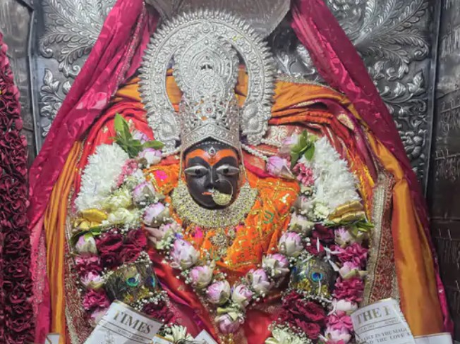 Maa Sharada was adorned in the divine form of Maa Chandraghanta.