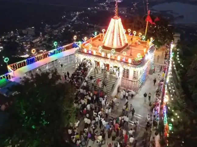 Huge crowd of devotees in Maihar on the second day of Shardiya Navratri.