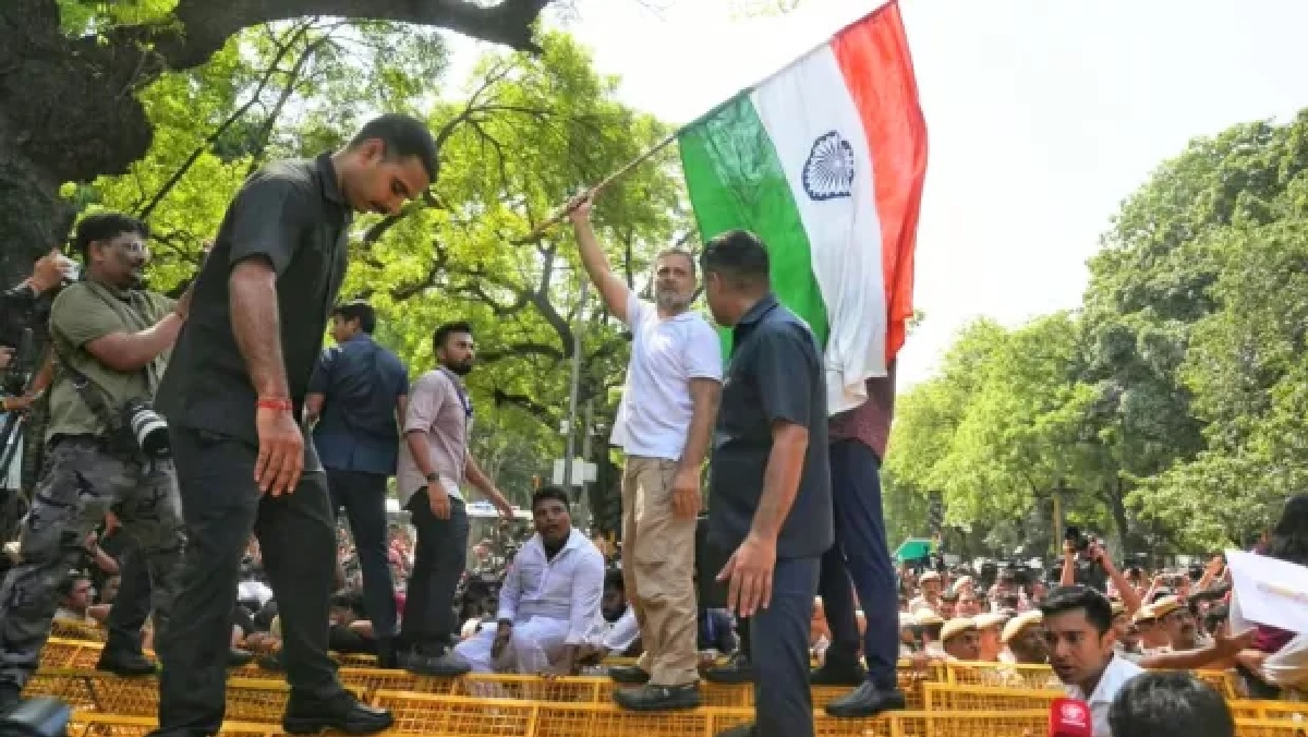 ज्ञानेश कुमार के खिलाफ सड़क पर उतरा विपक्ष, राहुल-प्रियंका आकाशवाणी भवन में धरने पर बैठे