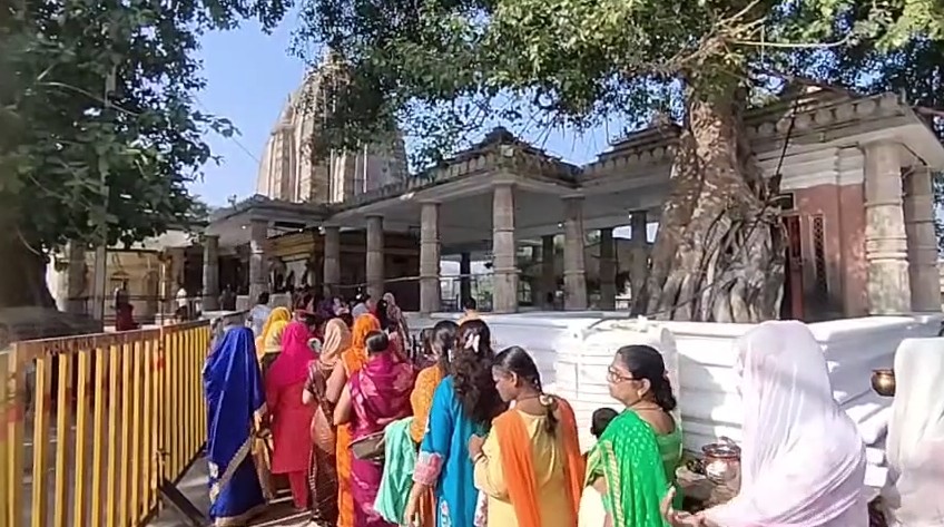 A massive crowd of devotees thronged Rani Talab and other temples dedicated to the Goddess in Rewa on the first day of Navratri.