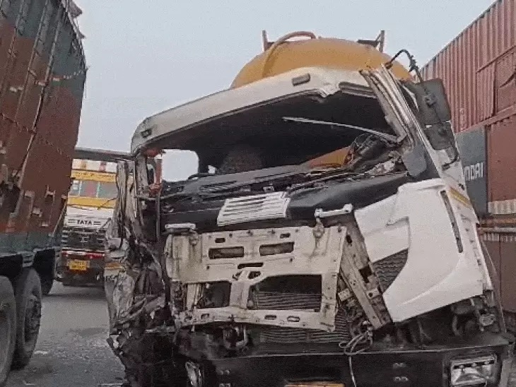 Two trucks collide violently due to fog on the Kitwariya bypass in Rewa