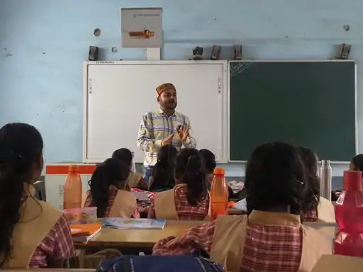 A teacher in Satna takes a commendable step during Navratri: he has assumed full responsibility for the education of 25 girls in need.