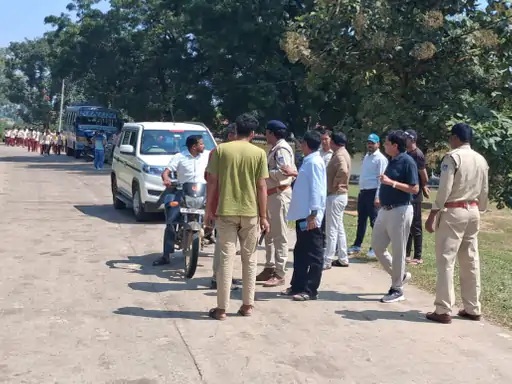 200 students in Shahdol walked 15 km to lodge a complaint against the principal.