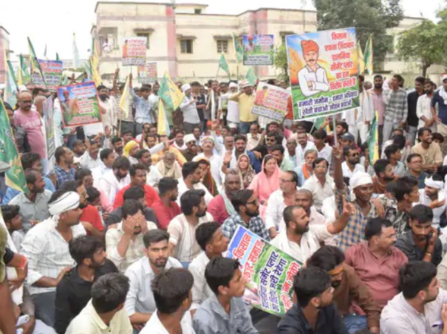 सतना: डालमिया सीमेंट लीज के खिलाफ किसानों का प्रदर्शन, सैकड़ों ट्रैक्टरों के साथ पहुंचकर सौंपा ज्ञापन